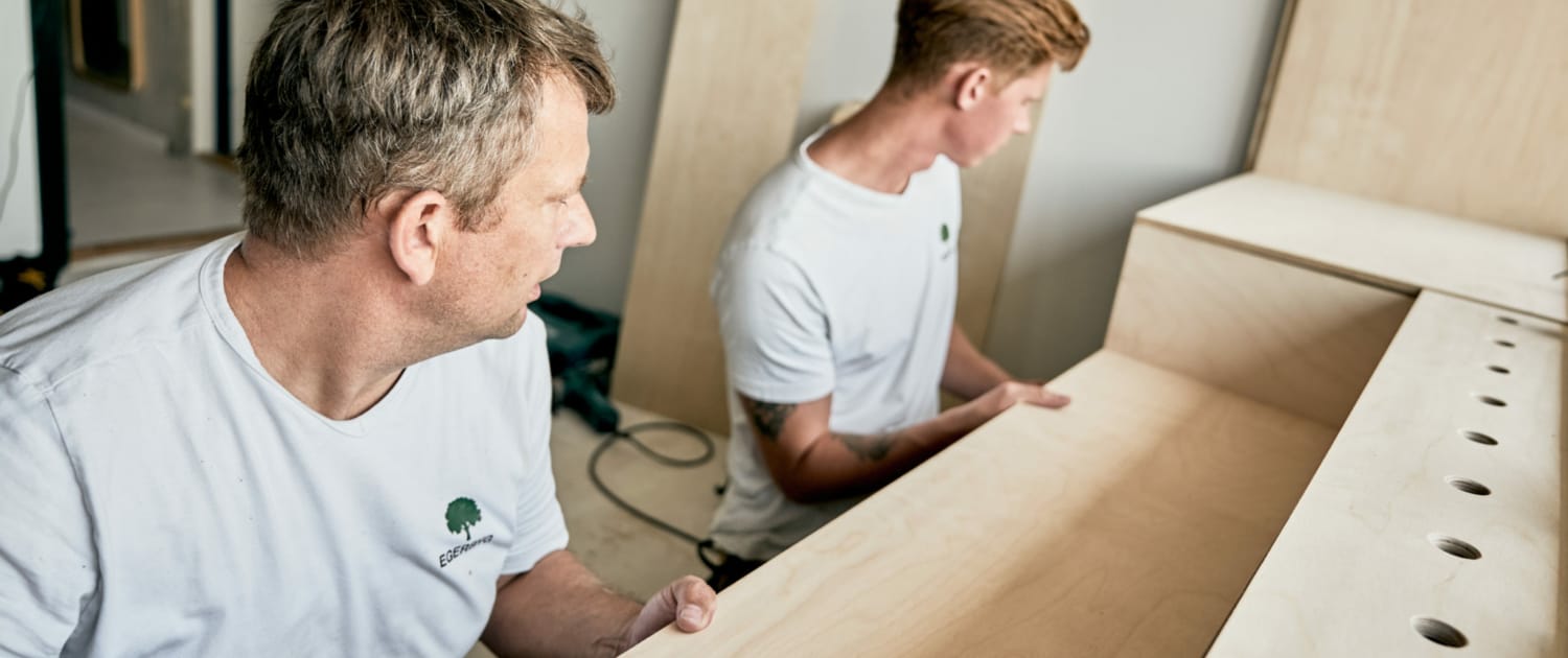 træplader bliver samlet