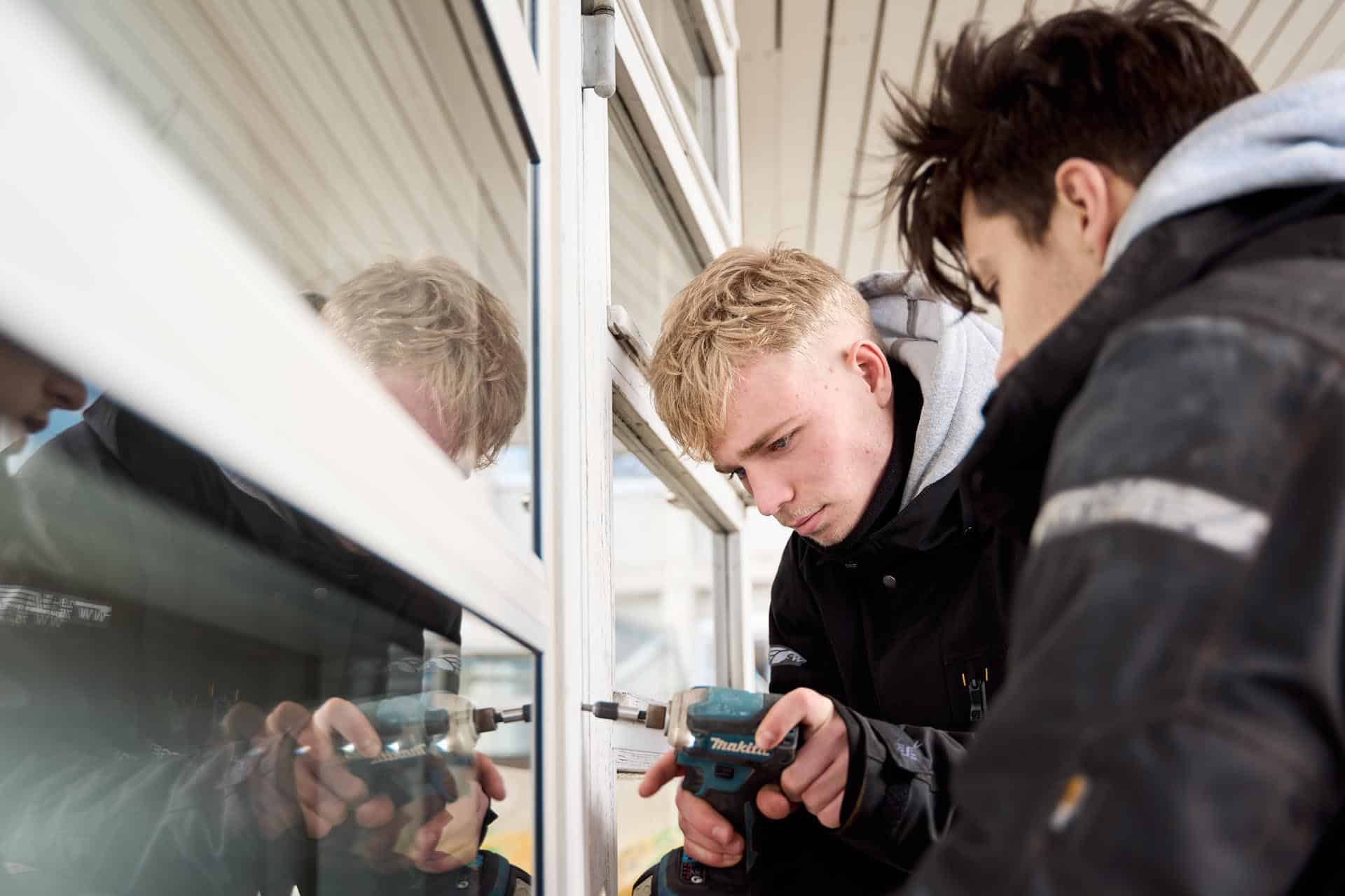 2 mænd der arbejder for Egerbyg